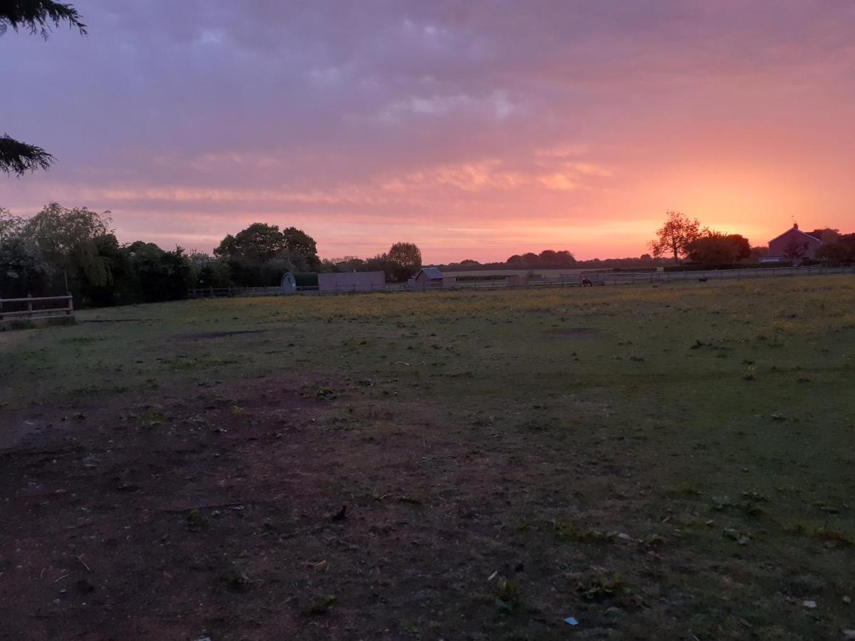 Glamping In Wiltshire The Green Knoll Is A Charm Chippenham  Exterior foto